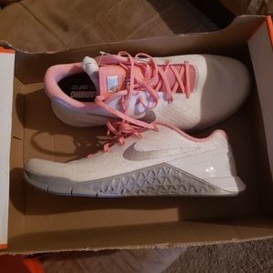 Nike women tennis shoes